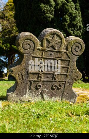 Primo piano di una lapide intagliata a Culross West Kirk Church in Fife è apparsa nella prima stagione dell'Outlander Serie TV Foto Stock