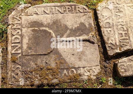 Primo piano di una lapide intagliata a Culross West Kirk Church in Fife è apparsa nella prima stagione dell'Outlander Serie TV Foto Stock