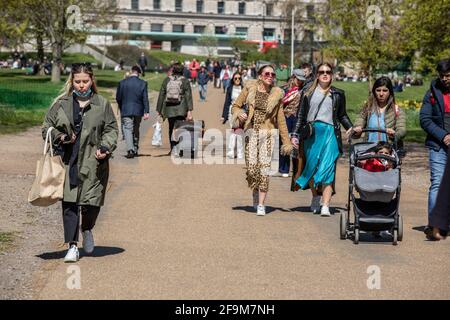 Occupato centro di Londra durante il primo Sabato del fine settimana le restrizioni Coronavirus Lockdown sono revocate, Londra, Inghilterra, Regno Unito Foto Stock