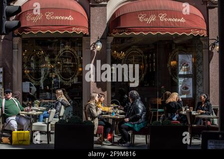 Occupato centro di Londra durante il primo Sabato del fine settimana le restrizioni Coronavirus Lockdown sono revocate, Londra, Inghilterra, Regno Unito Foto Stock