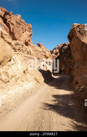 Il Chidago Canyon è un canyon vulcanico naturale della contea di Mono, California, USA, abbastanza largo da consentire il passaggio di un veicolo alla volta. Foto Stock
