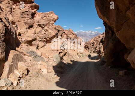 Il Chidago Canyon è un canyon vulcanico naturale della contea di Mono, California, USA, abbastanza largo da consentire il passaggio di un veicolo alla volta. Foto Stock