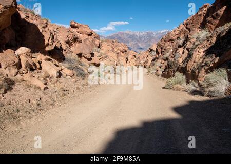 Il Chidago Canyon è un canyon vulcanico naturale della contea di Mono, California, USA, abbastanza largo da consentire il passaggio di un veicolo alla volta. Foto Stock