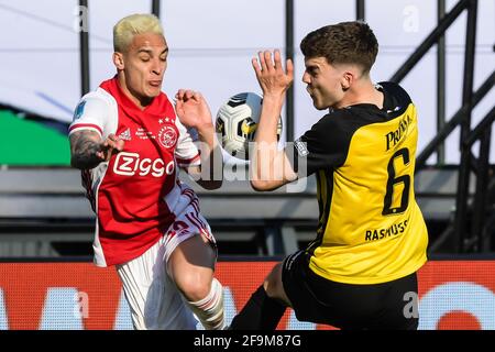 ROTTERDAM, PAESI BASSI - APRILE 18: Antony Matheus dos Santos di Ajax, Jacob Rasmussen di Vitesse durante la finale della Coppa olandese tra Ajax e Vit Foto Stock