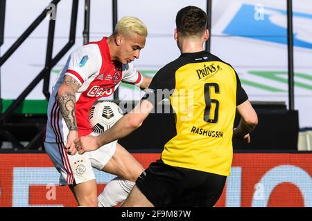 ROTTERDAM, PAESI BASSI - APRILE 18: Antony Matheus dos Santos di Ajax, Jacob Rasmussen di Vitesse durante la finale della Coppa olandese tra Ajax e Vit Foto Stock