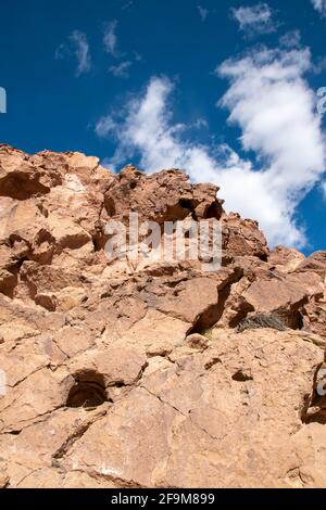 Il Chidago Canyon è un canyon vulcanico naturale della contea di Mono, California, USA, abbastanza largo da consentire il passaggio di un veicolo alla volta. Foto Stock