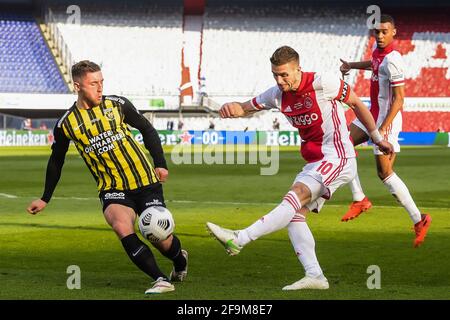 ROTTERDAM, PAESI BASSI - APRILE 18: Sondre Tronstad di Vitesse, Dusan Tadic di Ajax, Ryan Gravenberch di Ajax durante la finale della Coppa olandese Foto Stock