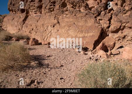 Il Chidago Canyon è un canyon vulcanico naturale della contea di Mono, California, USA, abbastanza largo da consentire il passaggio di un veicolo alla volta. Foto Stock