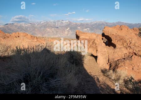 Il Chidago Canyon è un canyon vulcanico naturale della contea di Mono, California, USA, abbastanza largo da consentire il passaggio di un veicolo alla volta. Foto Stock