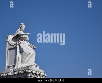 Monumento della Regina Victoria su sfondo blu del cielo. Foto Stock