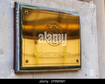 Ambasciata algerina Londra - Ottone Sign on the Embassy of Algeria at Riding House St, Marylebone, London UK. Foto Stock