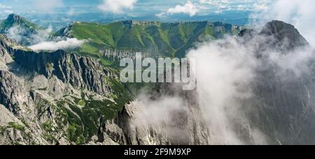 Vista aerea del paesaggio di montagna e roccia in alta Tatra Foto Stock