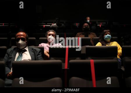 Lisbona, Portogallo. 19 Apr 2021. Le persone che indossano maschere facciali e mantengono la loro distanza sociale, guardano un film al Cinema IDEAL riaperto a Lisbona, Portogallo, il 19 aprile 2021. Il Portogallo inizia la terza fase di apertura del COVID-19 lunedì con la riapertura di scuole superiori, università, cinema, centri commerciali e aree interne di ristoranti riaperti nella stragrande maggioranza del Portogallo continentale, ma norme più severe rimarranno in vigore nei comuni dove i tassi di trasmissione rimangono elevati. Credit: Pedro Feuza/ZUMA Wire/Alamy Live News Foto Stock