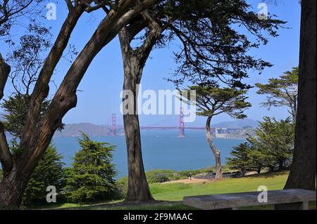 Splendida vista dal sentiero Lands End verso l'iconico Golden Gate Bridge, San Francisco, California Foto Stock