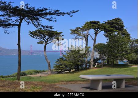 Splendida vista dal sentiero Lands End verso l'iconico Golden Gate Bridge, San Francisco, California Foto Stock