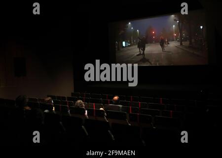 Lisbona, Portogallo. 19 Apr 2021. Le persone che indossano maschere facciali e mantengono la loro distanza sociale, guardano un film al Cinema IDEAL riaperto a Lisbona, Portogallo, il 19 aprile 2021. Il Portogallo inizia la terza fase di apertura del COVID-19 lunedì con la riapertura di scuole superiori, università, cinema, centri commerciali e aree interne di ristoranti riaperti nella stragrande maggioranza del Portogallo continentale, ma norme più severe rimarranno in vigore nei comuni dove i tassi di trasmissione rimangono elevati. Credit: Pedro Feuza/ZUMA Wire/Alamy Live News Foto Stock