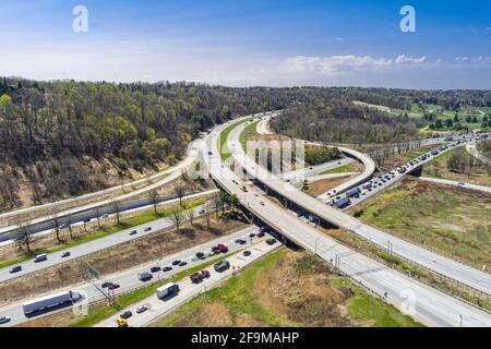 Traffico sull'intersezione autostradale dell'interstate, Conshohocken, Pennsylvania USA Foto Stock