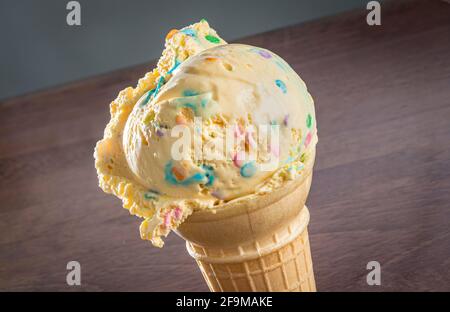 Un cucchiaio di dettagli del cono del gelato Foto Stock