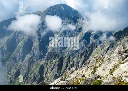 Vista aerea del paesaggio di montagna e roccia in alta Tatra Foto Stock