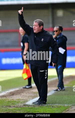 Crawley, Regno Unito. 18 Apr 2021. Il manager della città di Bristol Matt Beard durante la quarta partita della fa Women's Cup tra Brighton & Hove Albion Women e Bristol City Women presso il People's Pension Stadium il 18 aprile 2021 a Crawley, Regno Unito. (Foto di Jeff Mood/phcimages.com) Credit: PHC Images/Alamy Live News Foto Stock