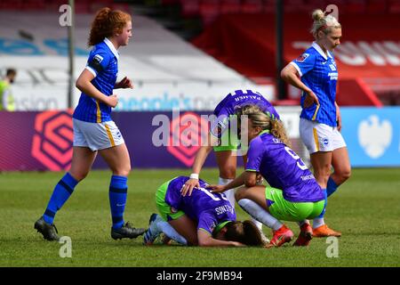 Crawley, Regno Unito. 18 Apr 2021. Charlie Wellings di Bristol City è consolato dai suoi compagni di squadra durante la FA Women's Cup Fourth Round tra Brighton & Hove Albion Women e Bristol City Women al People's Pension Stadium il 18 aprile 2021 a Crawley, Regno Unito. (Foto di Jeff Mood/phcimages.com) Credit: PHC Images/Alamy Live News Foto Stock