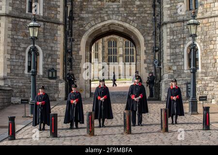 UK Royal Funeral a Windsor: Castle Wardens durante l'edificata al Duca di Edimburgo a Windsor, Berkshire, Inghilterra, Regno Unito Foto Stock