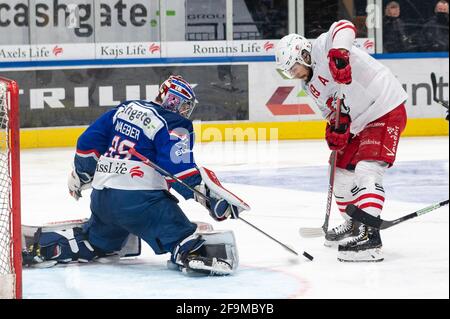 Zurigo, Svizzera. 19 Apr 2021. 19 aprile 2021, Zurigo, Hallenstadion, NL 1/4 finale - gioco 4: ZSC Lions - Losanna HC, 19 Josh Jooris (Losanna) attaccata al 35 portiere Ludovic Waeber (ZSC) (Svizzera/Croazia OUT) Credit: SPP Sport Press Photo. /Alamy Live News Foto Stock