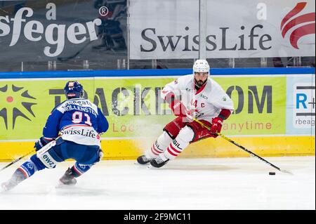 Zurigo, Svizzera. 19 Apr 2021. 19 aprile 2021, Zurigo, Hallenstadion, NL 1/4 finale - gioco 4: ZSC Lions - Losanna HC, 91 Denis Hollenstein (ZSC) e 44 Mark Barberio (Losanna) (Svizzera/Croazia OUT) Credit: SPP Sport Press Photo. /Alamy Live News Foto Stock