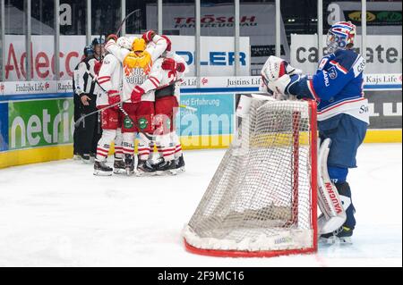 Zurigo, Svizzera. 19 Apr 2021. 19 aprile 2021, Zurigo, Hallenstadion, NL 1/4 finale - gioco 4: ZSC Lions - Losanna HC, 89 Cody Almond (Losanna) segna il 2: 1 (uscita Svizzera/Croazia) credito: SPP Sport Press Photo. /Alamy Live News Foto Stock