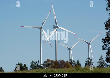 Windräder auf dem Mont Soleil im Berner Jura Foto Stock