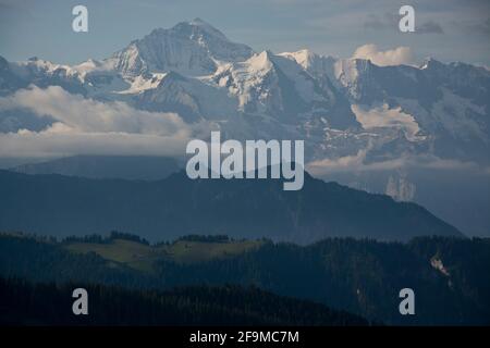 Eindrücklicher Blick auf die grossen 4000er des Berner Oberlands vom Hohgant-Massiv Foto Stock