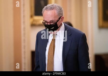 Washington, Stati Uniti. 07 aprile 2021. Il senatore Chuck Schumer (D-NY), il leader della maggioranza del Senato, presso il Campidoglio degli Stati Uniti, a Washington, DC, lunedì 19 aprile, 2021. Il Senato è tornato dopo il fine settimana per continuare le votazioni sulle nomine politiche del presidente Biden e su un disegno di legge sui crimini di odio focalizzati su Asia-America. (Graeme Sloan/Sipa USA) Credit: Sipa USA/Alamy Live News Foto Stock