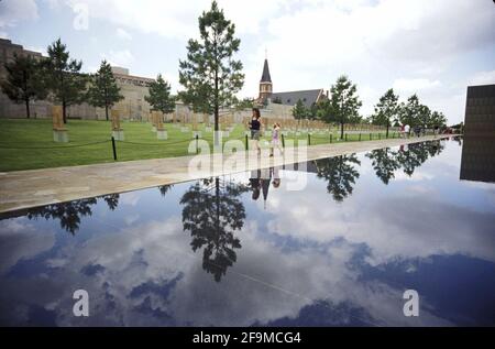 Oklahoma City, Oklahoma, Stati Uniti. 18 Apr 2021. I visitatori possono passeggiare attraverso il sito commemorativo nel centro di Oklahoma City il 2001 luglio in memoria delle 168 persone uccise durante il bombardamento del Murrah Federal Building il 19 aprile 1995. Credit: Bob Daemmrich/ZUMA Wire/Alamy Live News Foto Stock