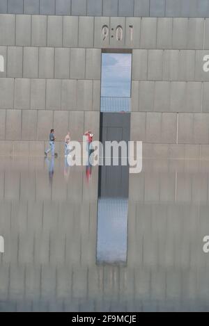 Oklahoma City, Oklahoma, Stati Uniti. 18 Apr 2021. I visitatori possono passeggiare attraverso il sito commemorativo nel centro di Oklahoma City il 2001 luglio in memoria delle 168 persone uccise durante il bombardamento del Murrah Federal Building il 19 aprile 1995. Credit: Bob Daemmrich/ZUMA Wire/Alamy Live News Foto Stock