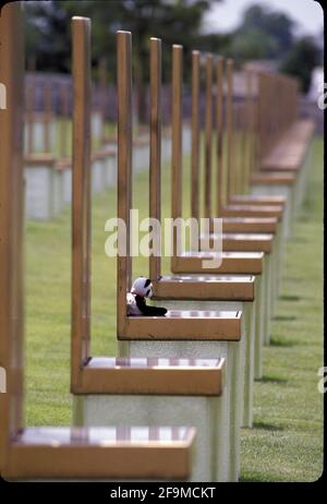 Oklahoma City, Oklahoma, Stati Uniti. 18 Apr 2021. I visitatori possono passeggiare attraverso il sito commemorativo nel centro di Oklahoma City il 2001 luglio in memoria delle 168 persone uccise durante il bombardamento del Murrah Federal Building il 19 aprile 1995. Credit: Bob Daemmrich/ZUMA Wire/Alamy Live News Foto Stock