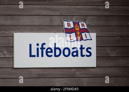 Un cartello sulla stazione di Tenby Lifeboat, Pembrokeshire, Galles, il 19 aprile 2021. Credito: Lewis Mitchell Foto Stock