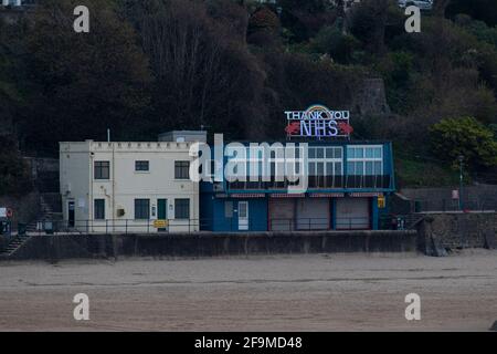 Un segno di ringraziamento NHS su North Beach a Tenby, Pembrokeshire, Galles il 19 aprile 2021. Credito: Lewis Mitchell Foto Stock