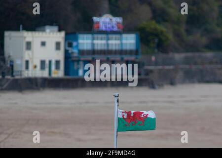 Una bandiera gallese vola nel porto di Tenby, Pembrokeshire, Galles, il 19 aprile 2021. Credito: Lewis Mitchell Foto Stock