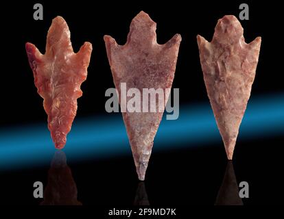 Punti di Arrowhead di selce neolitiche, Sahara deserto Africa Foto Stock