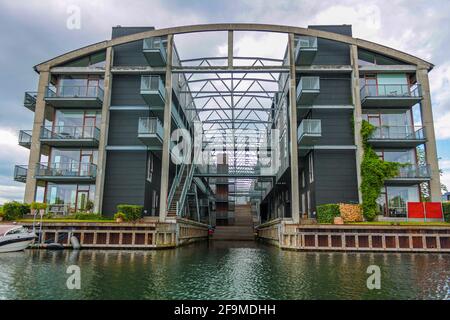 Gli edifici dell'ex porto navale di Copenhagen ora riutilizzati come case e uffici, Danimarca Foto Stock