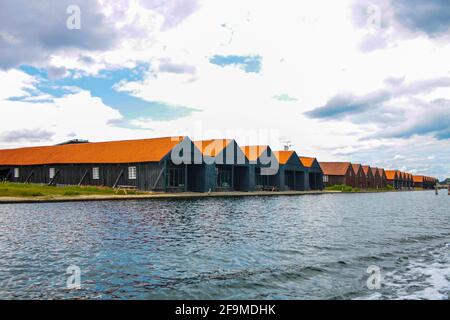 Gli edifici dell'ex porto navale di Copenhagen ora riutilizzati come case e uffici, Danimarca Foto Stock