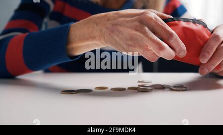 Persona anziana che mette i soldi nel suo portafoglio. Donna povera che sta esaurendo i soldi. Foto di alta qualità Foto Stock