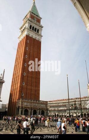 Turisti in Piazza San Marco, Venezia, Italia. Campanile di San Marco, l'edificio piu' alto di Venezia. Foto Stock