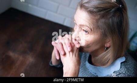 Donna anziana pensiva e depressa a casa sua. Foto di alta qualità Foto Stock