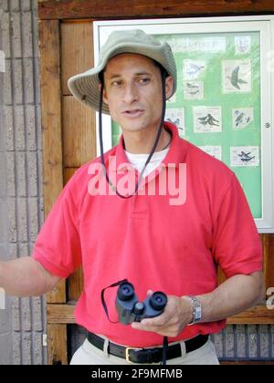 5/31/02 Queens, NY Congressman Anthony Weiner (D) in una spedizione di birdwatching al Jamaica Wildlife Conservation Centre in Jamaica Bay Foto ©Neil Schneider/PHOTOlink Foto Stock