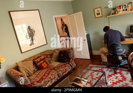 Artista/scultore Sean Henry a casa sua su Norburn Street, W10.4 novembre 2002 foto Andy Paradise Foto Stock