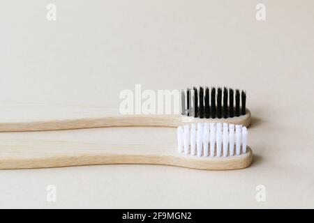 Due spazzolini da denti in bambù in bianco e nero. Concetto di eco-friendly roba. Spazio di copia. Orientamento orizzontale. Foto Stock