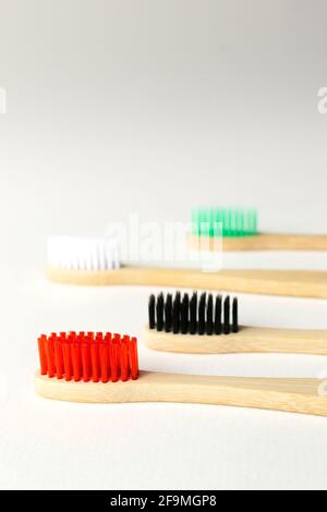 Quattro spazzolini multicolore in bambù. Concetto di eco-friendly roba. Spazio di copia. Orientamento verticale. Messa a fuoco selettiva. Foto Stock