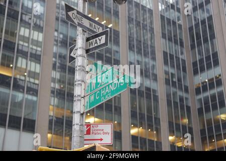 New York City, NY, USA 2.09.2020 - Sixth Ave e West 52 crocevia strada segno Foto Stock