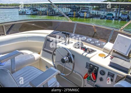 Cabina di pilotaggio di lusso Cruiser fuori sul lago vicino marina - nessuno seduto nel sedile dei capitani Foto Stock